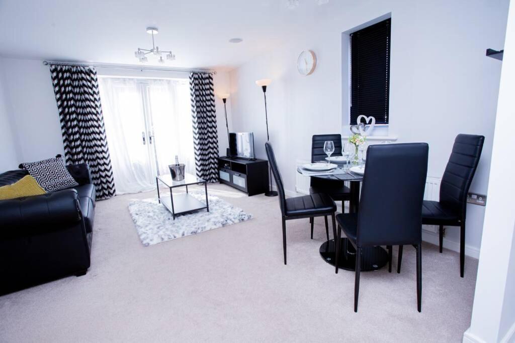 Mills Apartment - Two Bedroom En-Suite Apartment Northampton Exterior foto