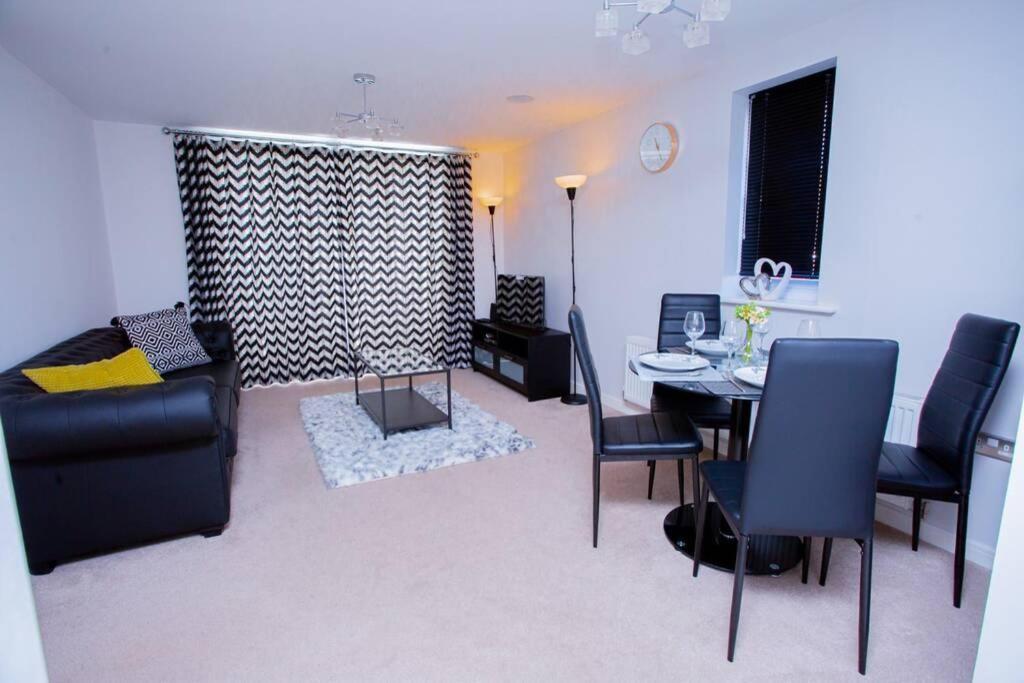 Mills Apartment - Two Bedroom En-Suite Apartment Northampton Exterior foto