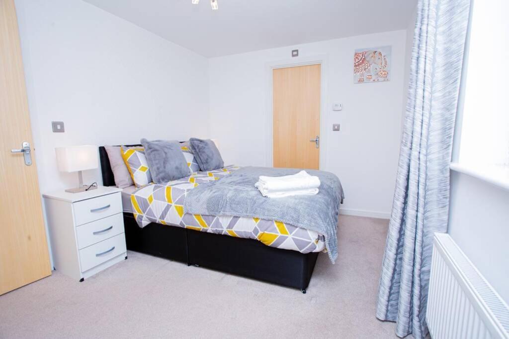 Mills Apartment - Two Bedroom En-Suite Apartment Northampton Exterior foto